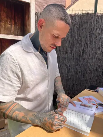 Manu Palop con 80 kg, firmando ejemplares de su libro