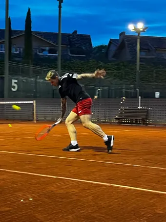 Manu Palop con 80 kg, jugando al tenis